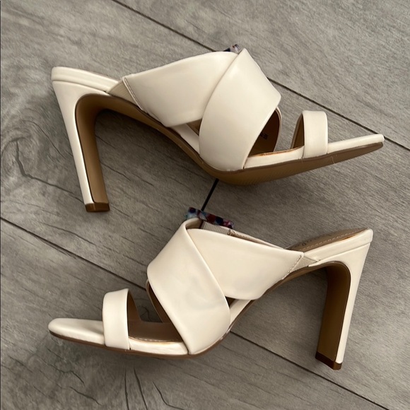 CHARLES DAVID NWOT Cream Heeled Gleam Sandals with Multicolor Buckle, Size 8 - Picture 8 of 10